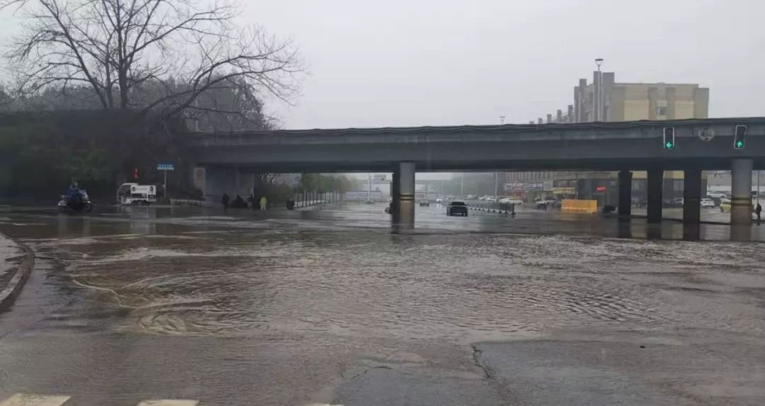 管护公司妥善处理道路积水问题 