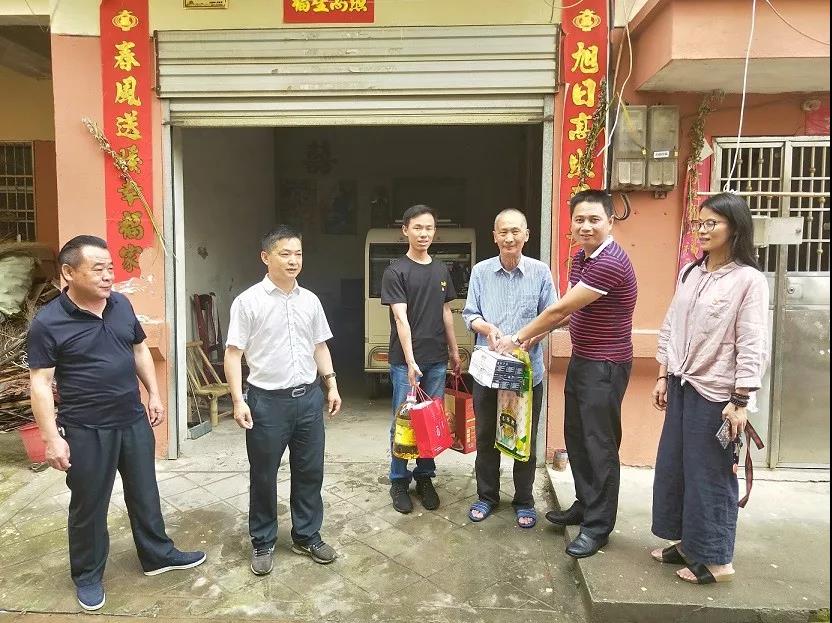 乐鱼(中国)机关党支部开展“慰问贫困户 情暖端午节”党日活动