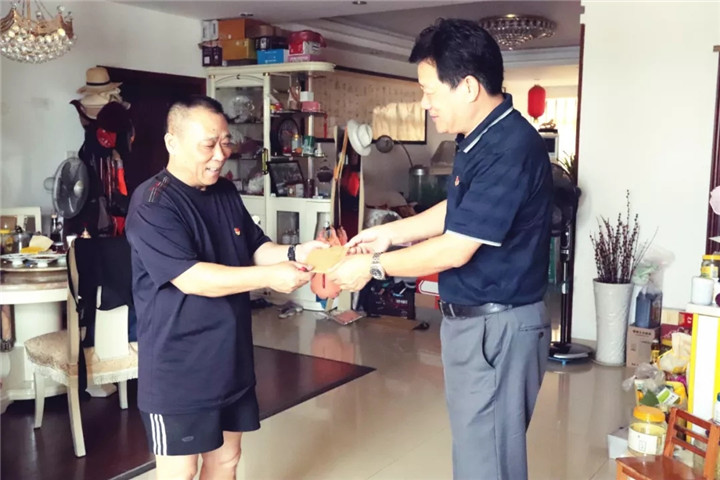 金开乐鱼(中国)党委书记、董事长谢荣华一行走访慰问退休党员干