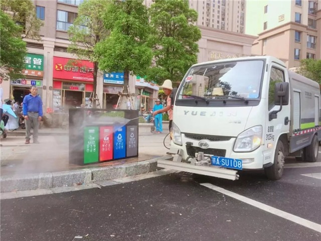 管护公司全面开展垃圾桶清洗及更换专项整治工作