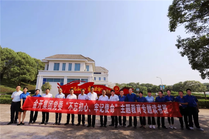 主题教育专题读书班组织瞻仰方志敏烈士陵园