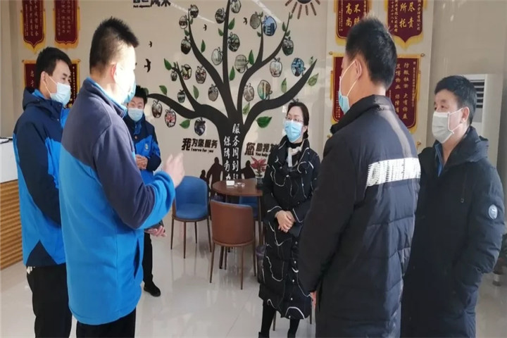 乐鱼(中国)副总经理周云督导金匠置业各个项目点的疫情防控工作