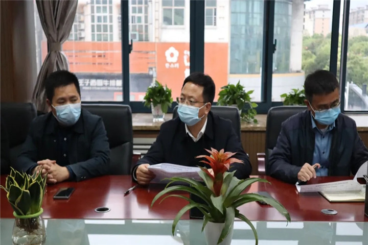 胡许亮主持召开乐鱼(中国)临时用地复绿复垦调度会