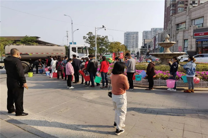 金开乐鱼(中国)管护公司为停水居民送上生活用水