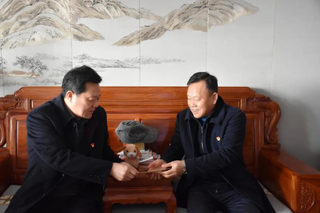 乐鱼(中国)党委书记、董事长谢荣华春节前走访慰问退休老党员
