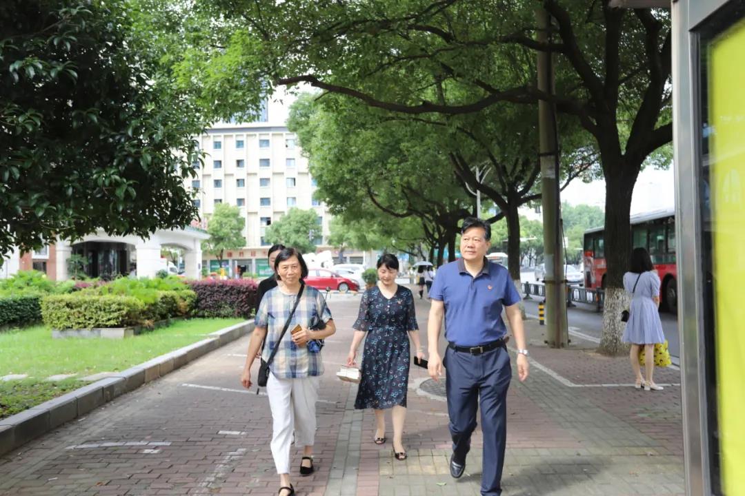 乐鱼(中国)党委开展“七一”前夕走访慰问活动