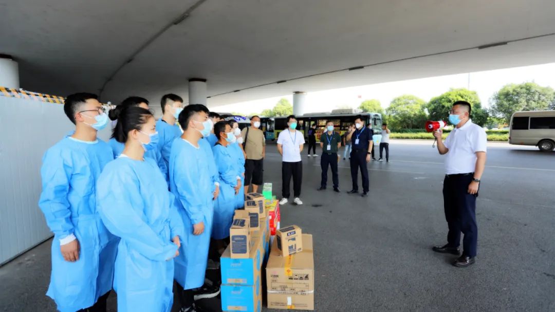 袁扣华赴昌北机场慰问乐鱼(中国)防疫工作人员