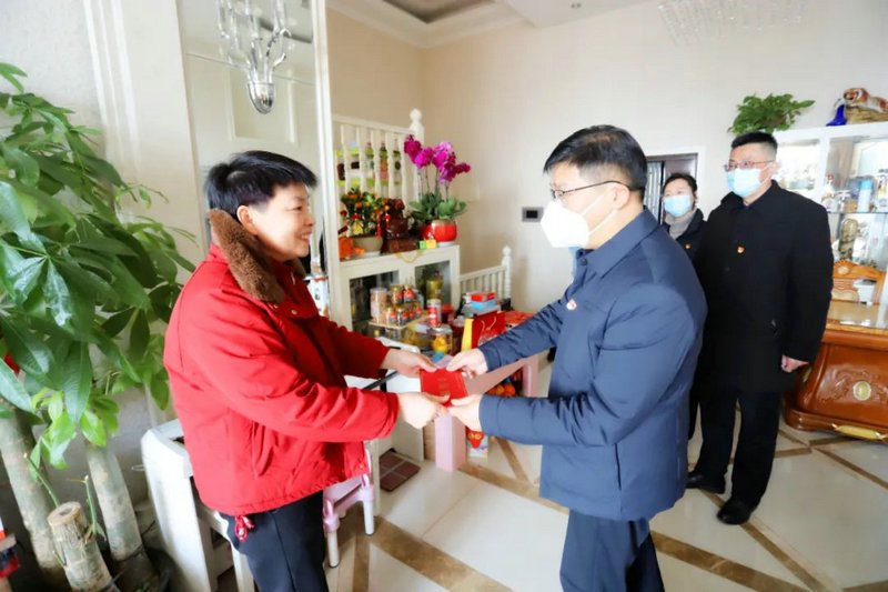 乐鱼(中国)党委春节前走访慰问退休干部