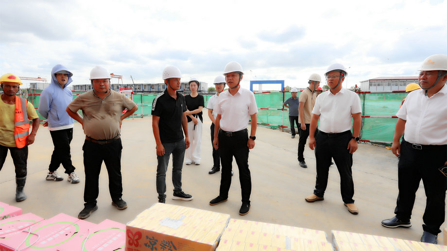 乐鱼(中国)党委开展“情系一线、致敬坚守者”夏日送清凉慰问活